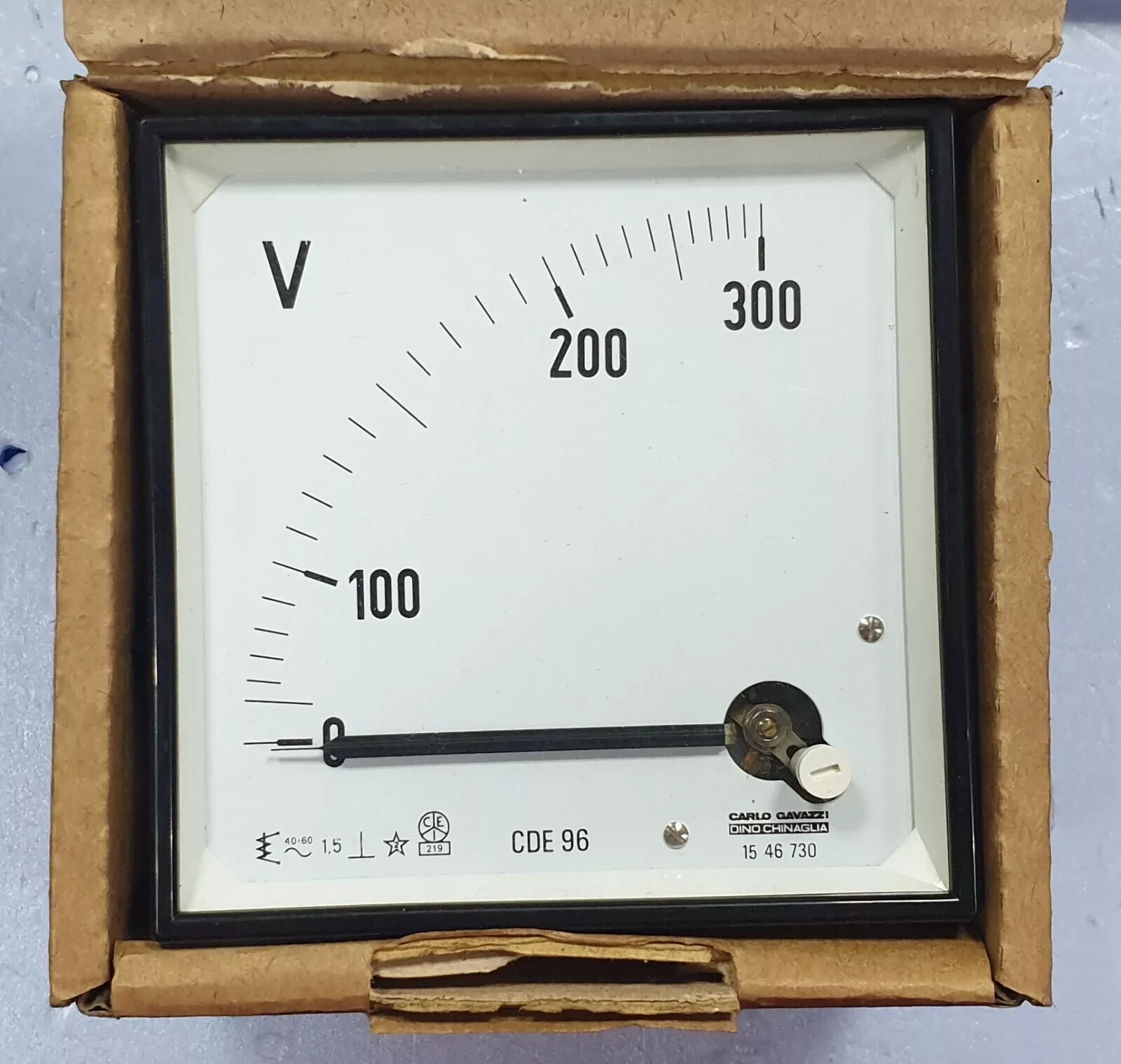 CARLO GAVAZZI CDE/96 300V VOLTMETER WHITE PANEL INSTRUMENT CDE96 VOLMETER