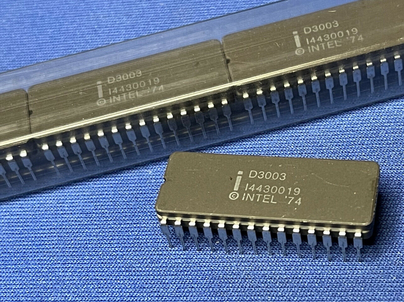 D3003 INTEL Vintage 84 28-Pin Cerdip LA GEN NEW LAST ONES RARE COLLECTIBLE QTY-1