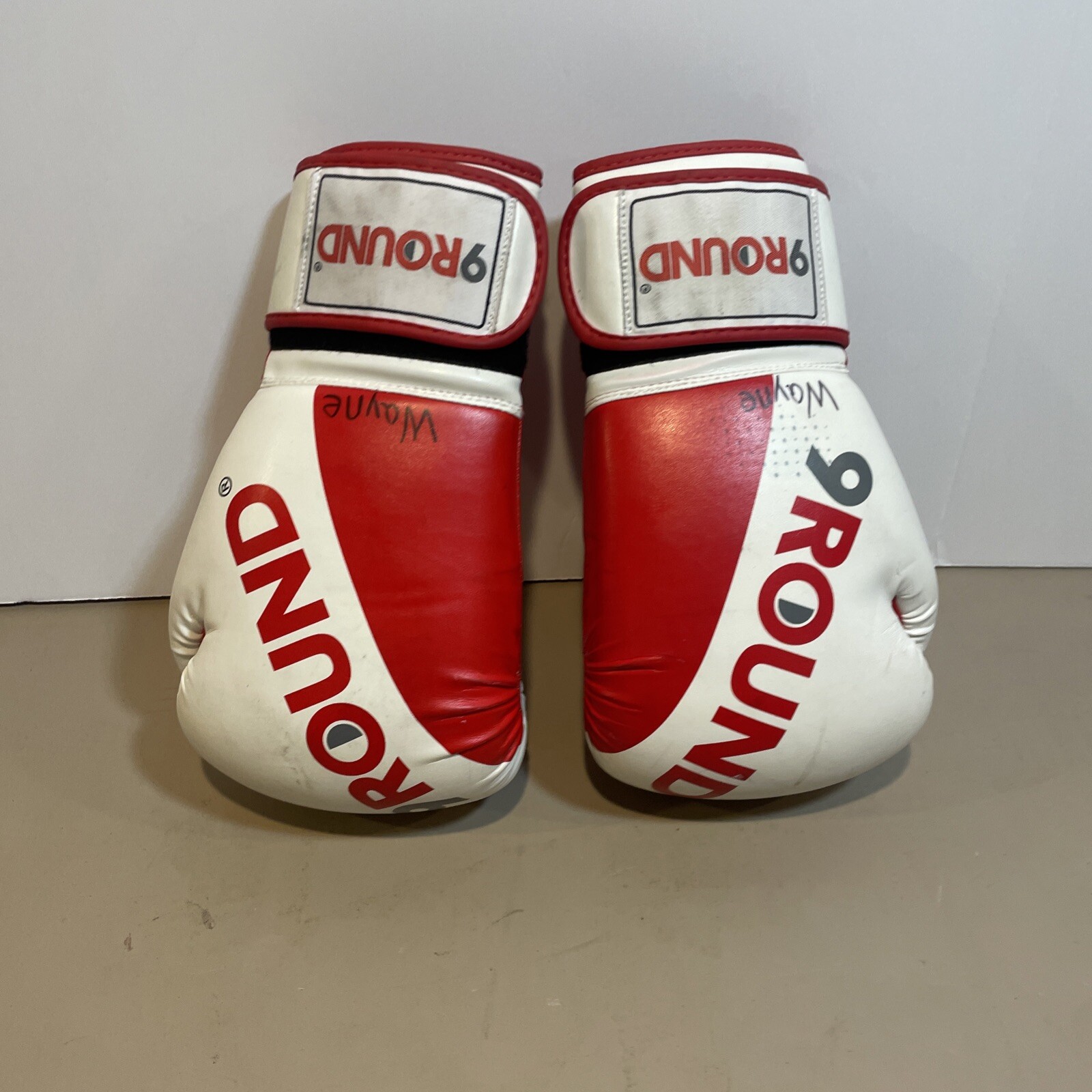 9Round men’s large boxing/sparring gloves white/red