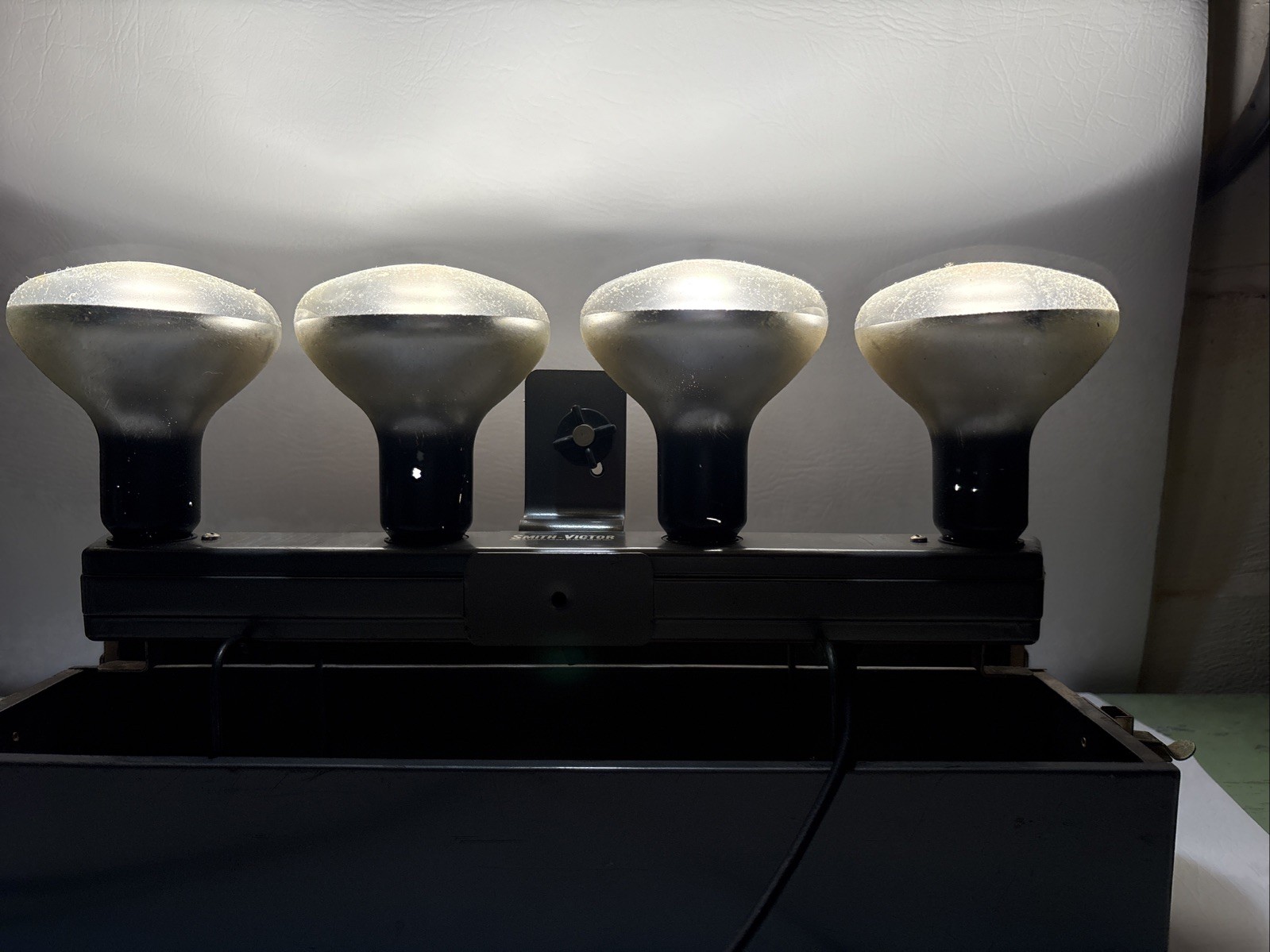 SMITH VICTOR LIGHT BAR STUDIO LIGHT WORKS AMAZING!!!