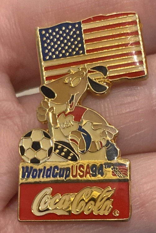 COCA-COLA * Coke *** 1994 World Cup USA Soccer *** VEST / LAPEL PIN