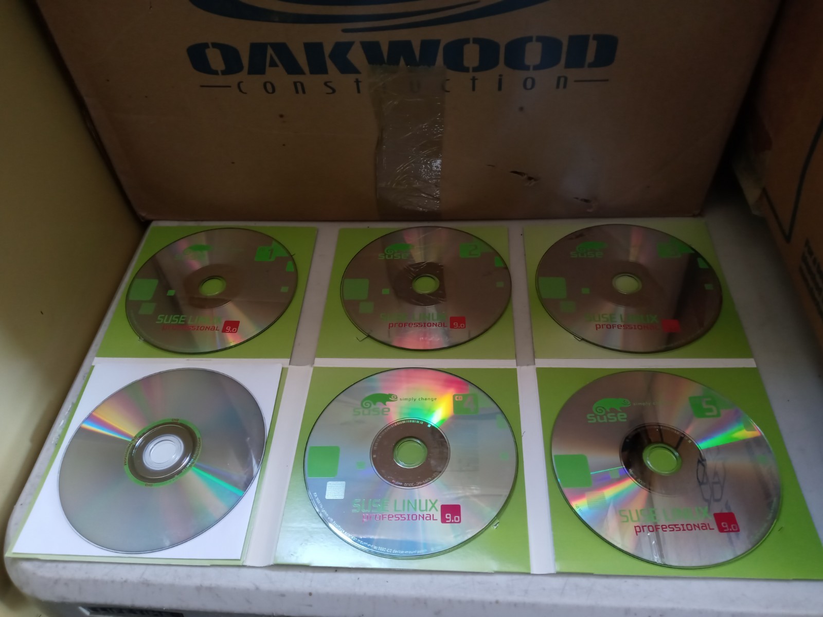 SUSE LINUX Professional 9.0 Includes 7 CD's, Guide Etc. Big Box