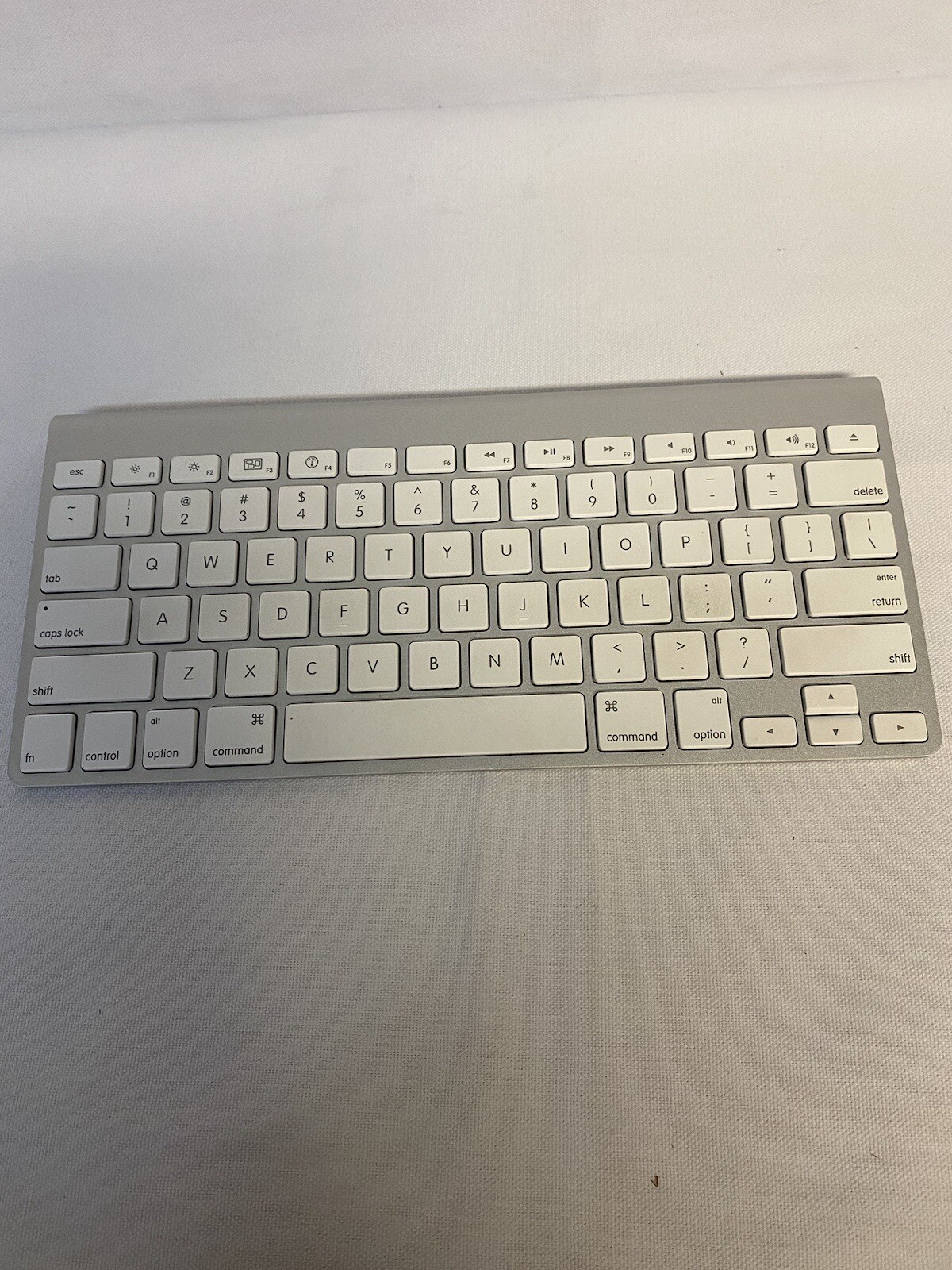 Apple A1314 Wireless Keyboard MC184LL/A  White Keys Aluminum Metal Base 2 AA