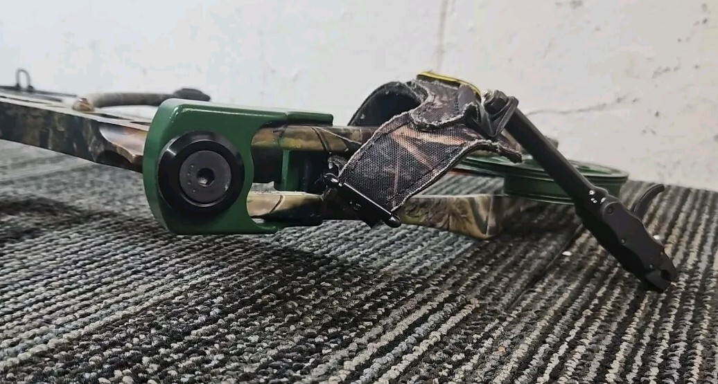 Bear Archery - Game Over - Compound Bow with Hard Case