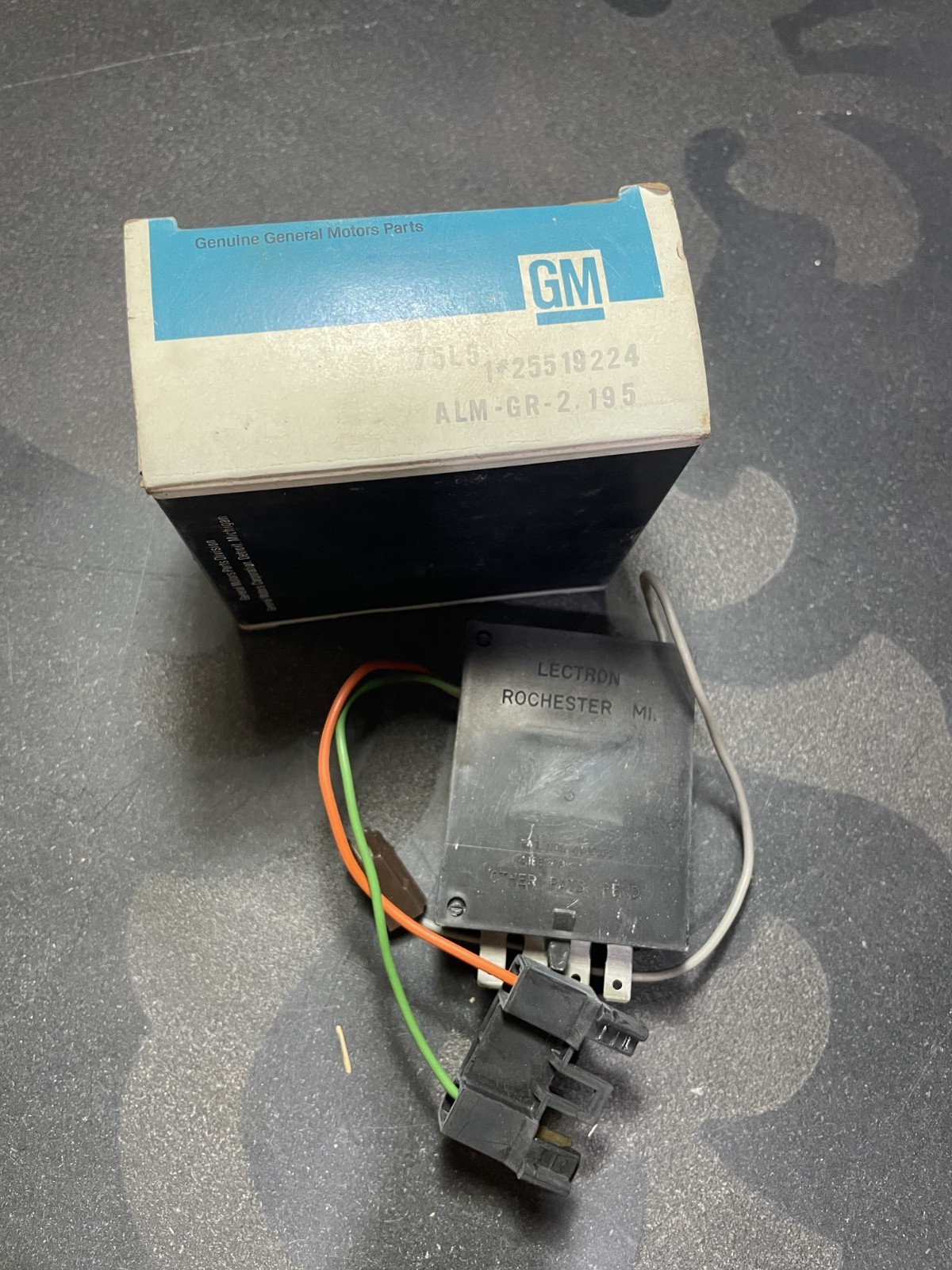 NOS OEM 1982-1983 Buick Regal GM 25519224 Alarm Asm