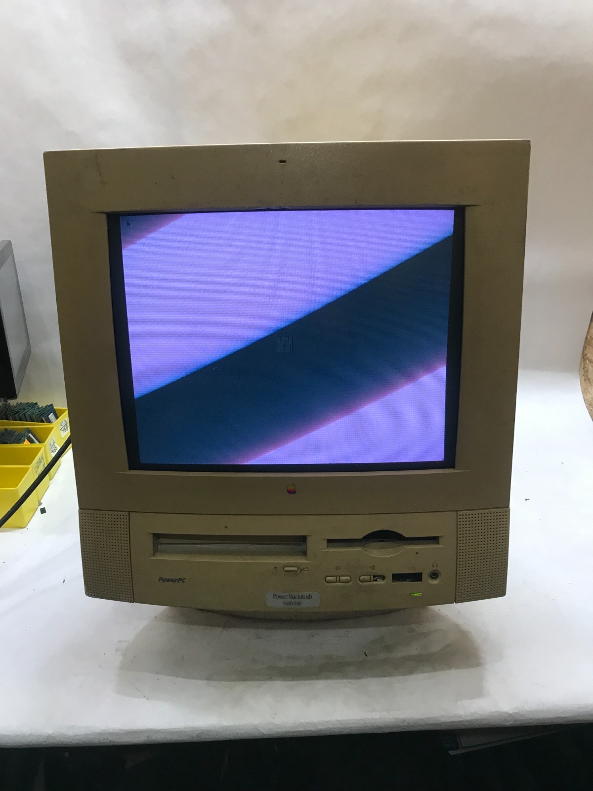 Vintage Apple Power Macintosh 5400/180 POWER ON For Parts READ DESCRIPTION! - DW