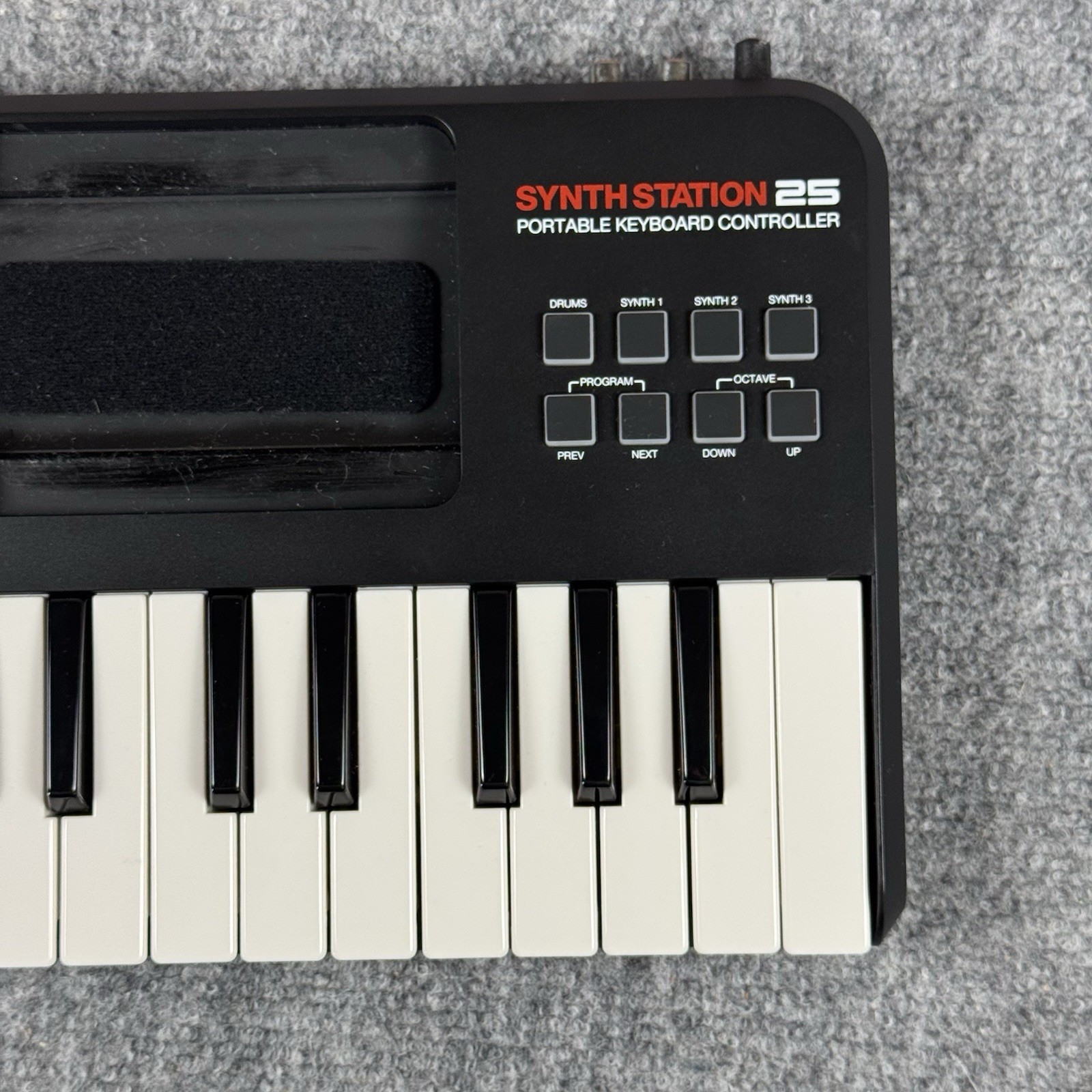 VINTAGE AKAI PROFESSIONAL SYNTHSTATION 25 PORTABLE KEYBOARD CONTROLLER