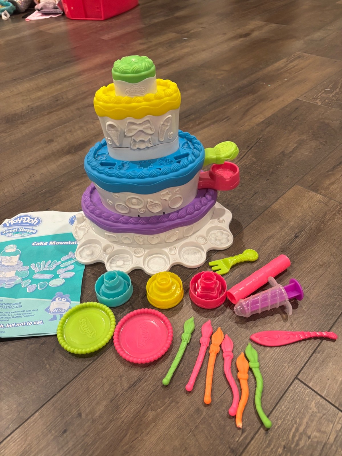 2013 Play-Doh Sweet Shoppe Cake Mountain No modeling compound included