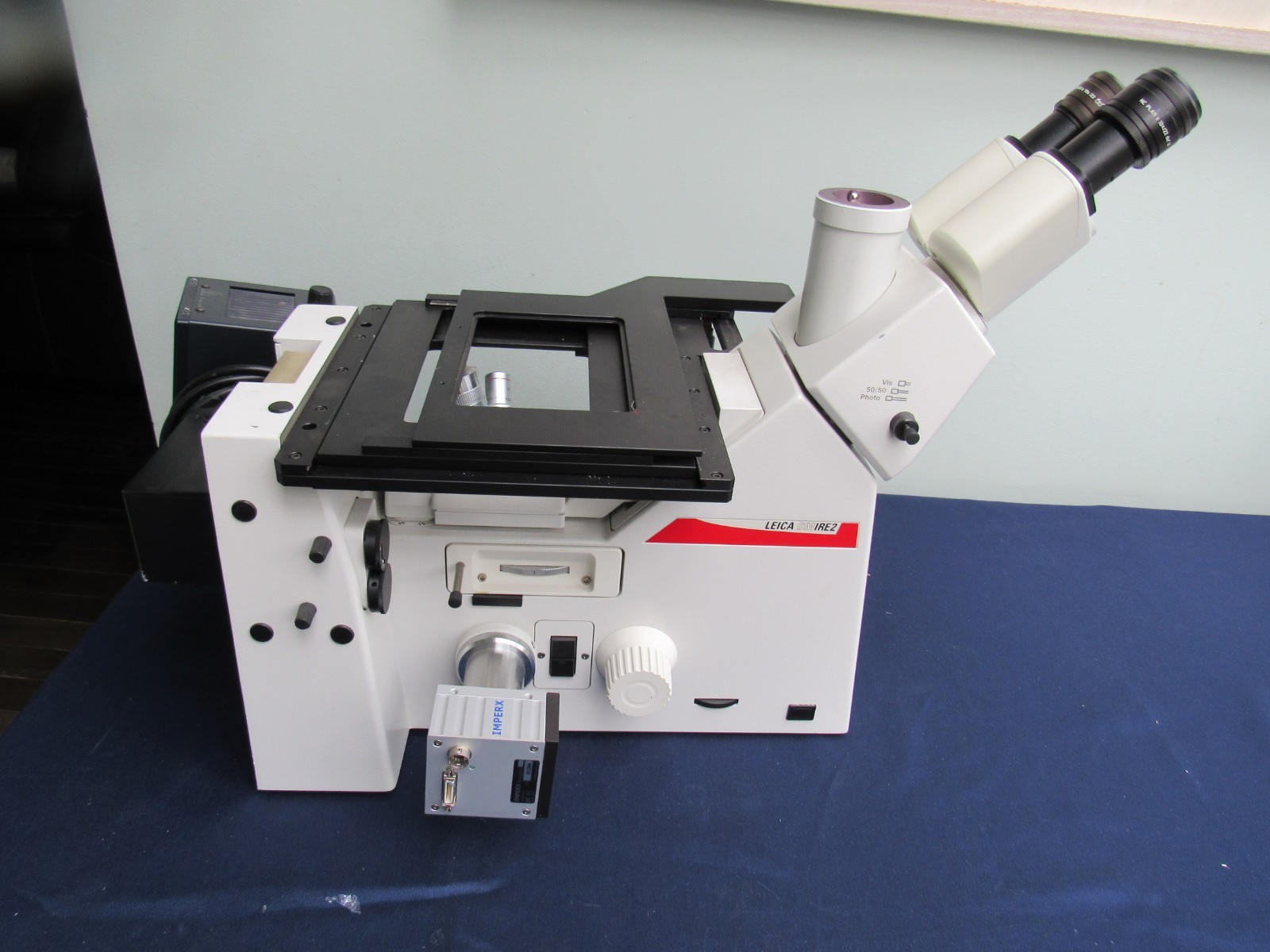 Leica DM/DMIRE2 Inverted Microscope Body w/ Manual X-Y Stage head piece, 3 optic