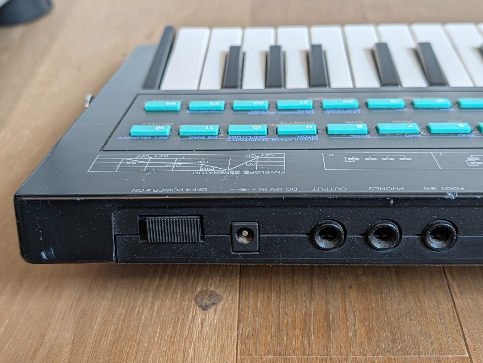 Yamaha DX100 Digital Programmable Algorithm Vintage Synthesizer Keyboard 49-Key
