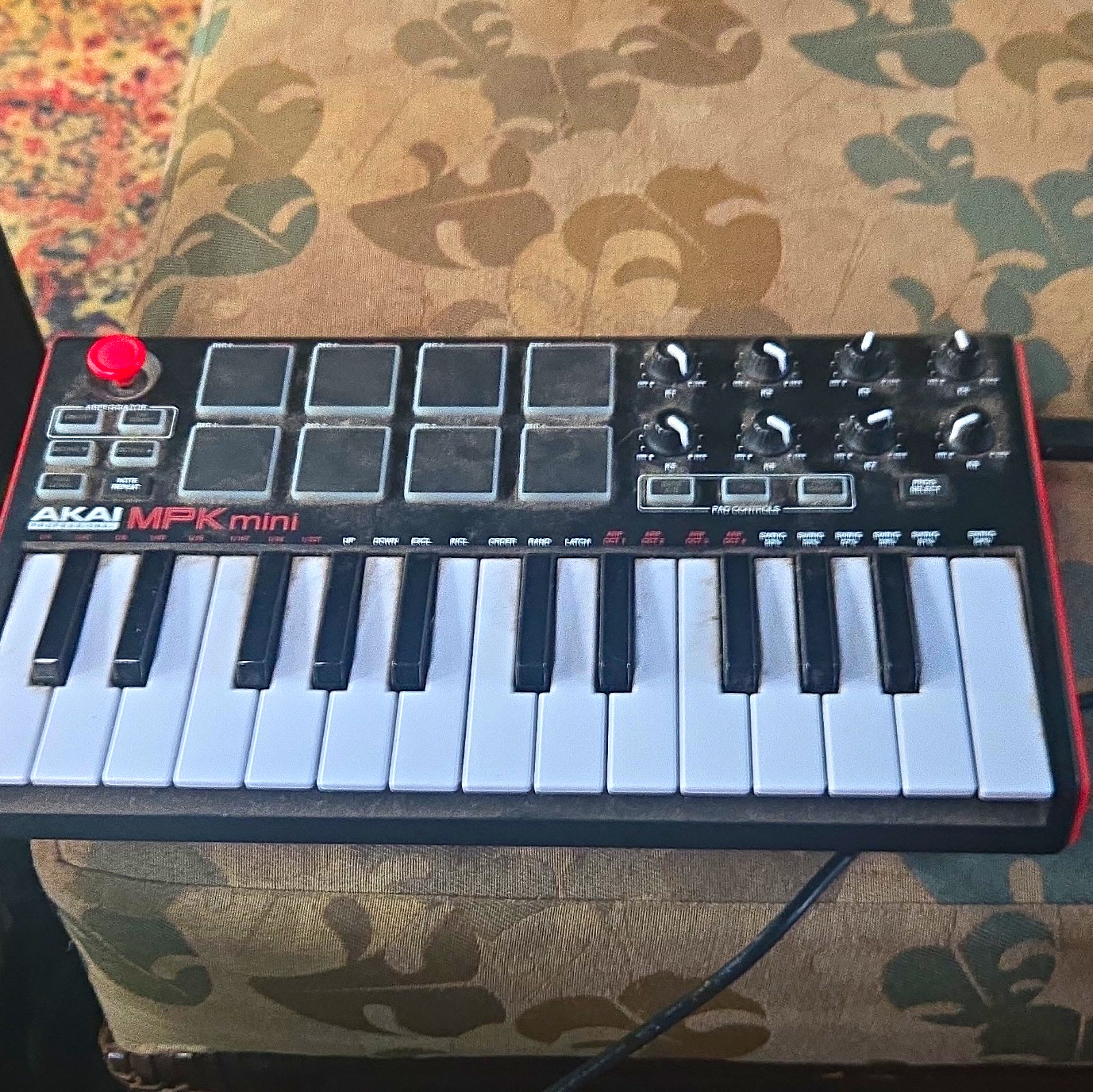 Akai MPK mini 25-Key MIDI Keyboard Controller, Pad Triggers, USB Out, 1 Pedal