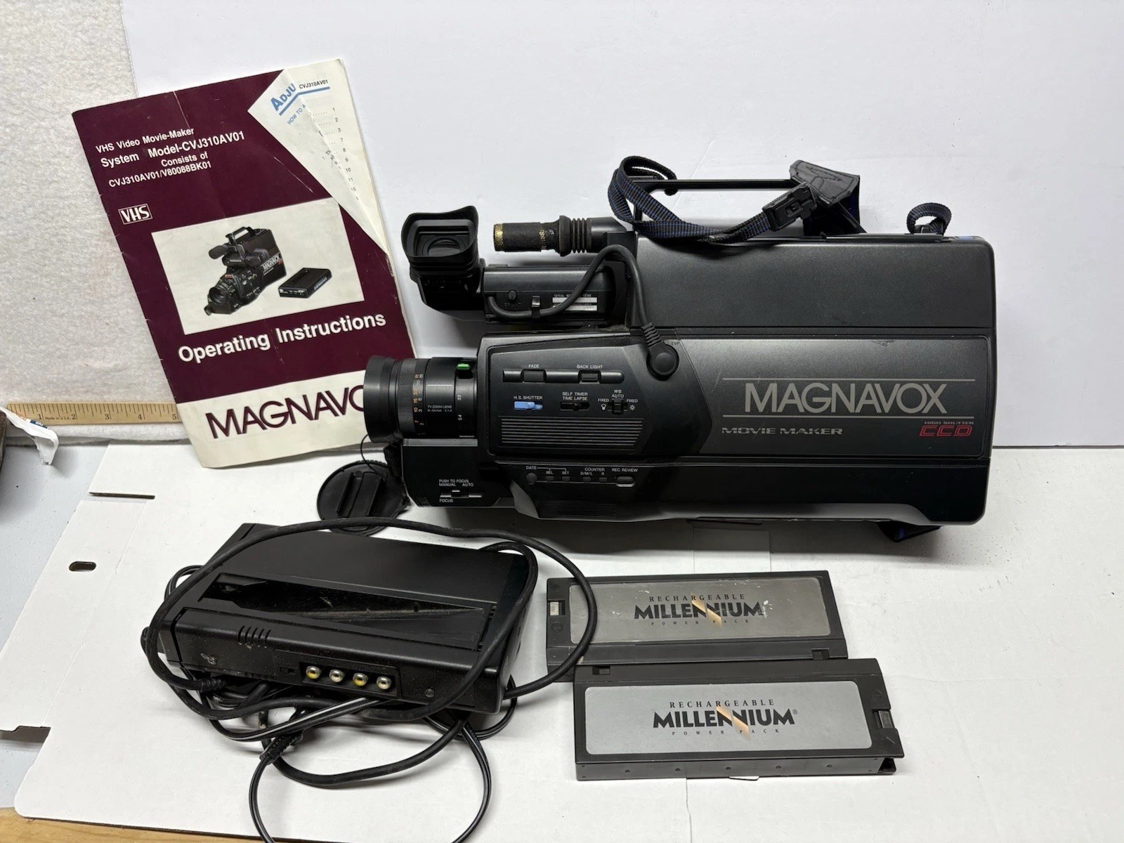 Magnavox CVJ310AV01 VHS Movie Maker 1988 Video Camcorder - 2 Batteries Complete