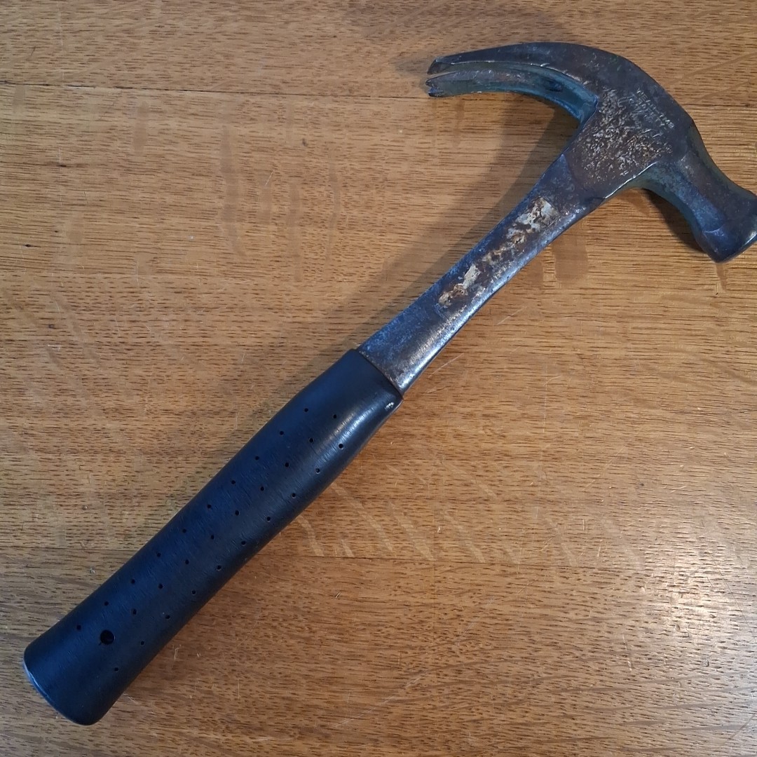 Craftsman 16oz Claw Hammer 3825-16oz-M Metal Shaft Soft Grip V Notch Nail Puller