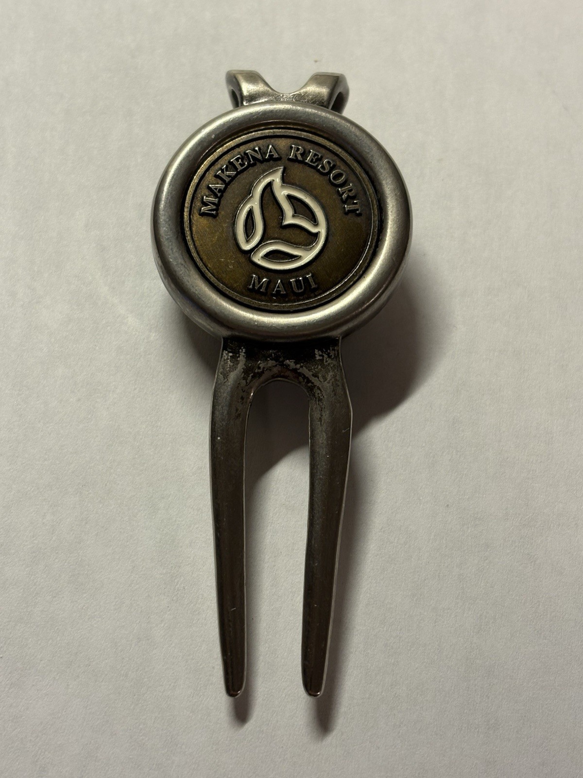 Makena Resort Divot Tool & 1" Coin Style Golf Marker - Maui, Hawaii - A Beauty!