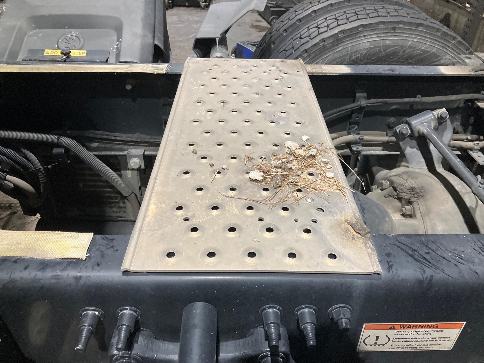 Freightliner CASCADIA 14 x 33 Deckplate - Used