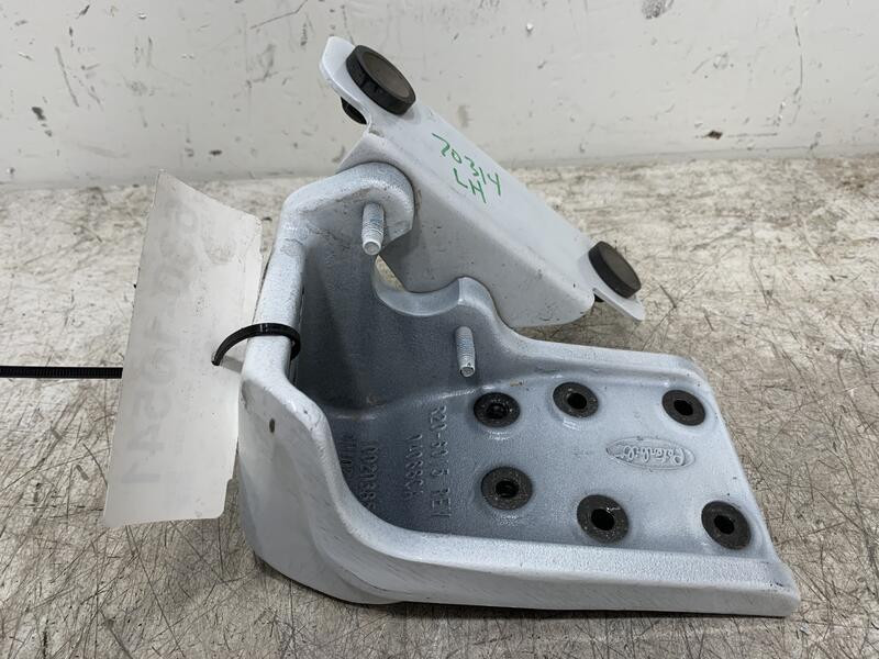 2018 Peterbilt 579 Cab Mount R206015 (630-10541)