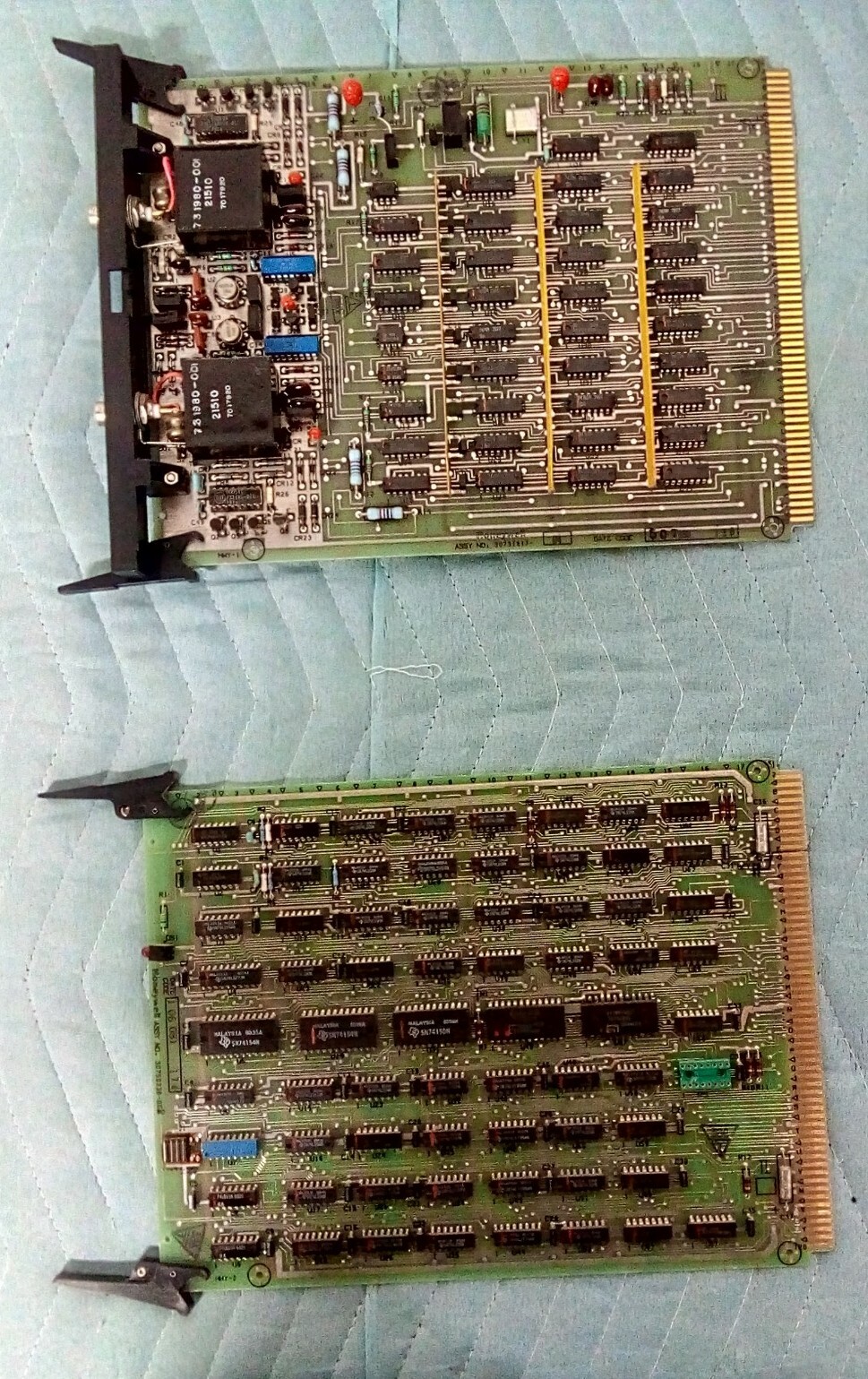 Honeywell Basic Controller Board C-CB200 w/ Regulator, HWY-(1,2), 2x Output Card