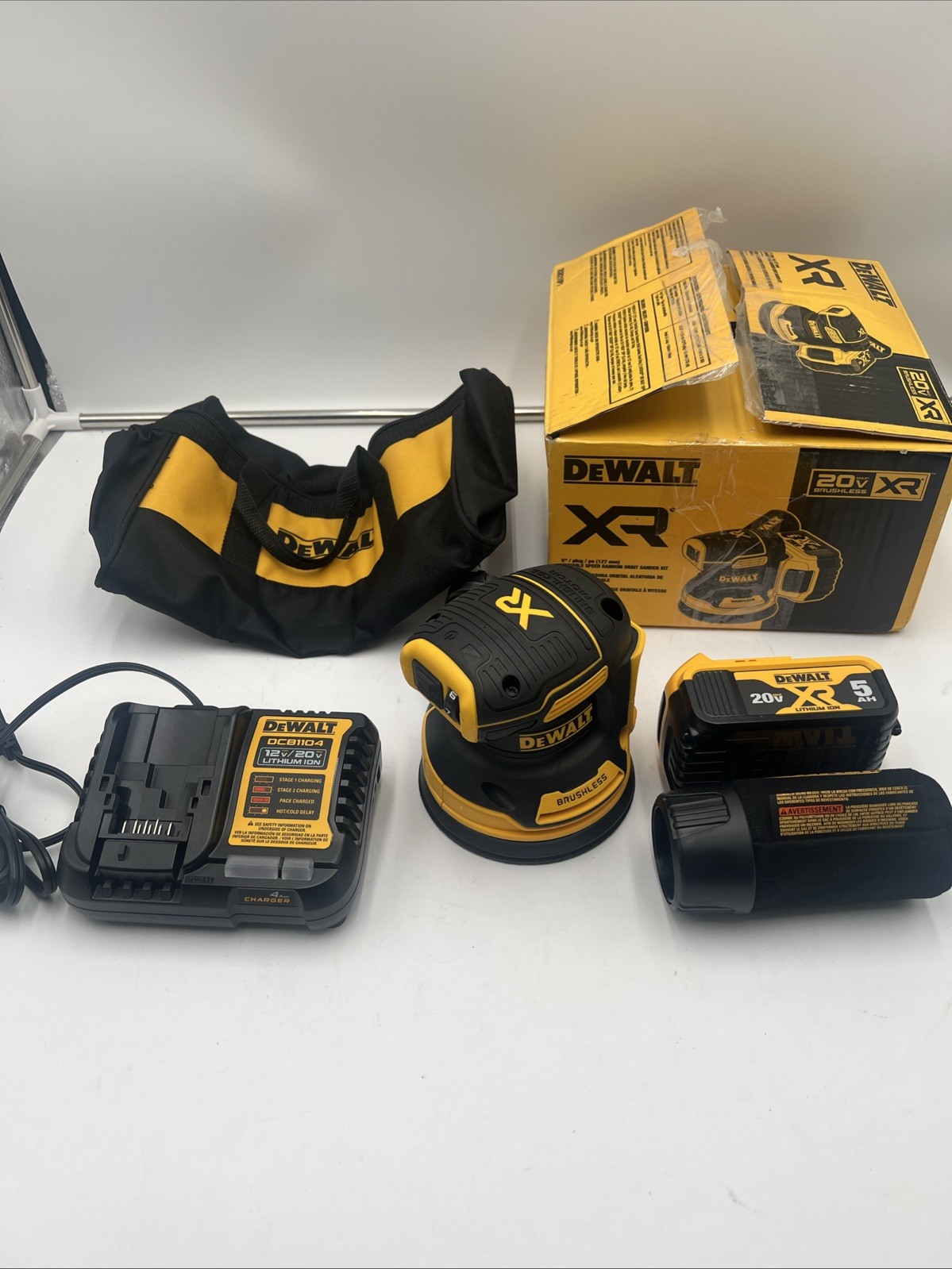 DEWALT 20V MAX* XR 5" Random Orbital Sander Kit w/ 5ah Battery