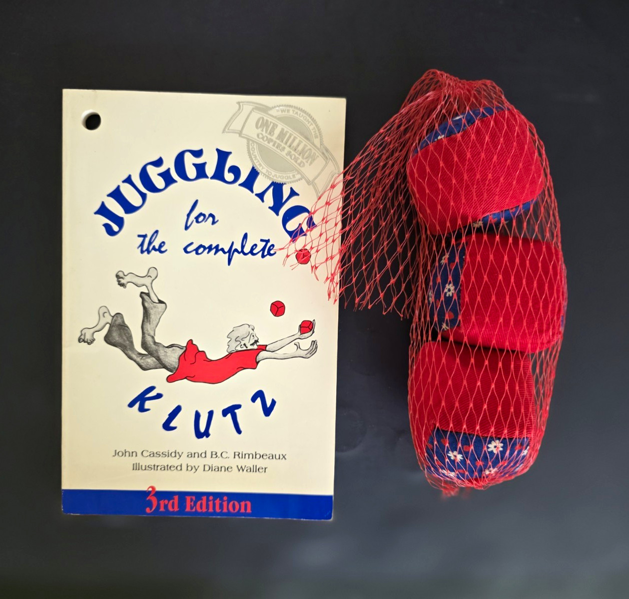 Juggling for the Complete Klutz (Klutz) 3rd Edition Book w/ 3 Red/Blue Balls