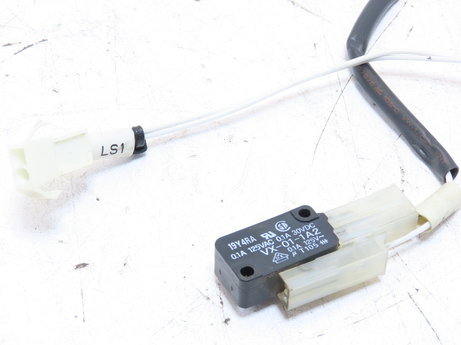 Omron VX-01-1A2 Miniature Basic Micro Switch VX011A2 SPDT-NO/NC Pin Plunger
