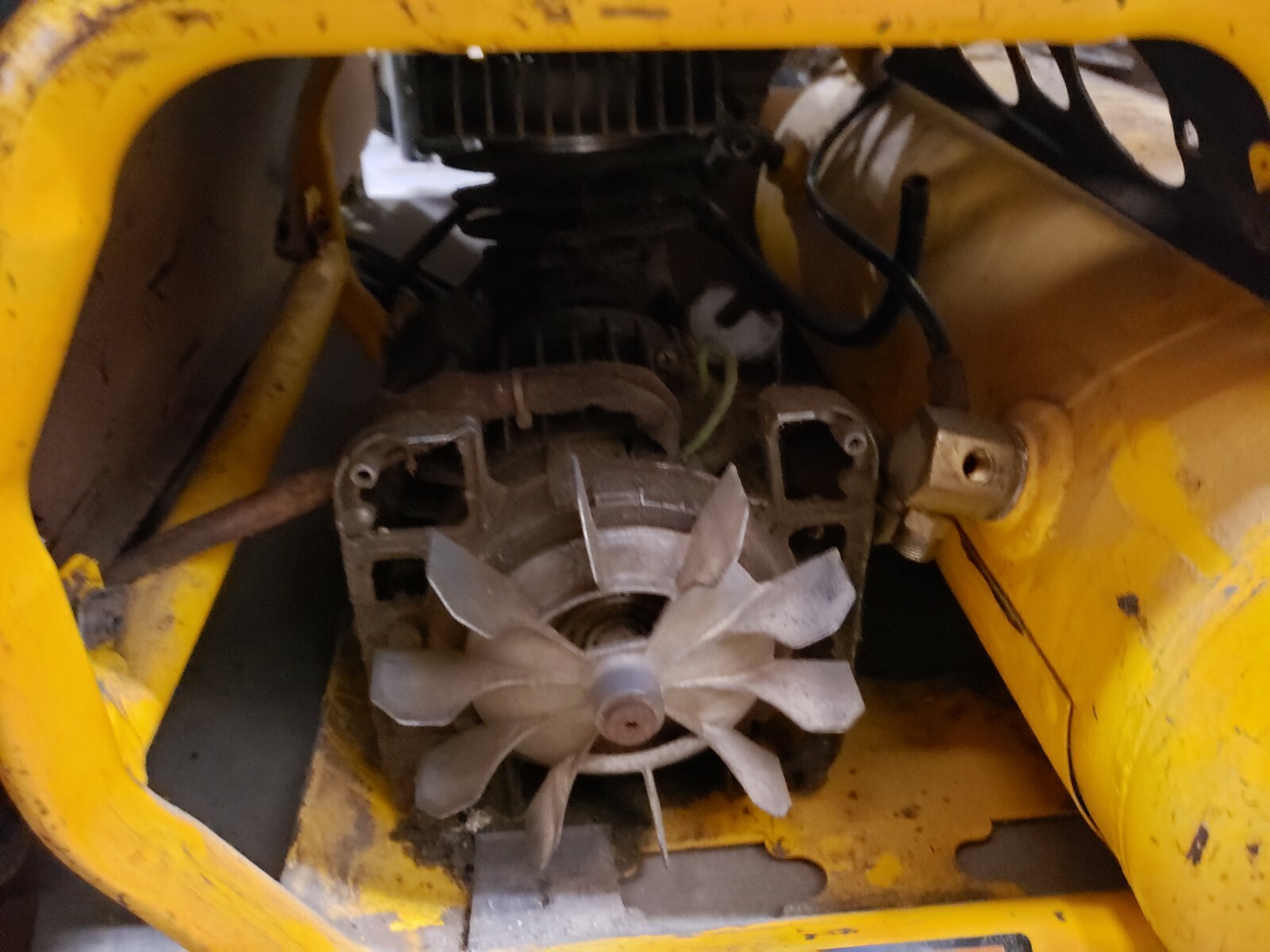 USED 5134694-00 HEAD FOR D55155 COMPRESSOR -SELLING PART OF THE PICTURE