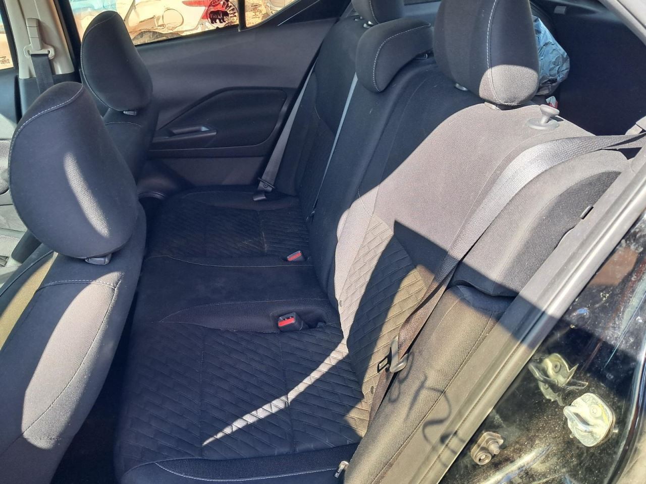 KICKS 2021 Glove Box 4786342