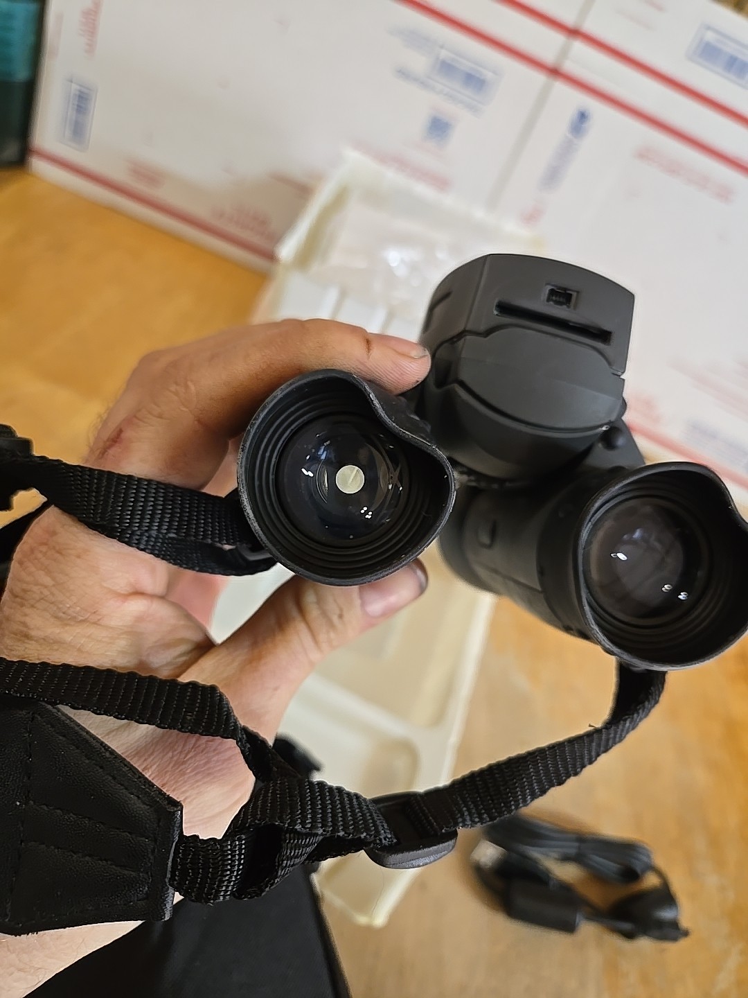 Simmons CaptureView 8x42 Binoculars and Digital Camera Model 822218