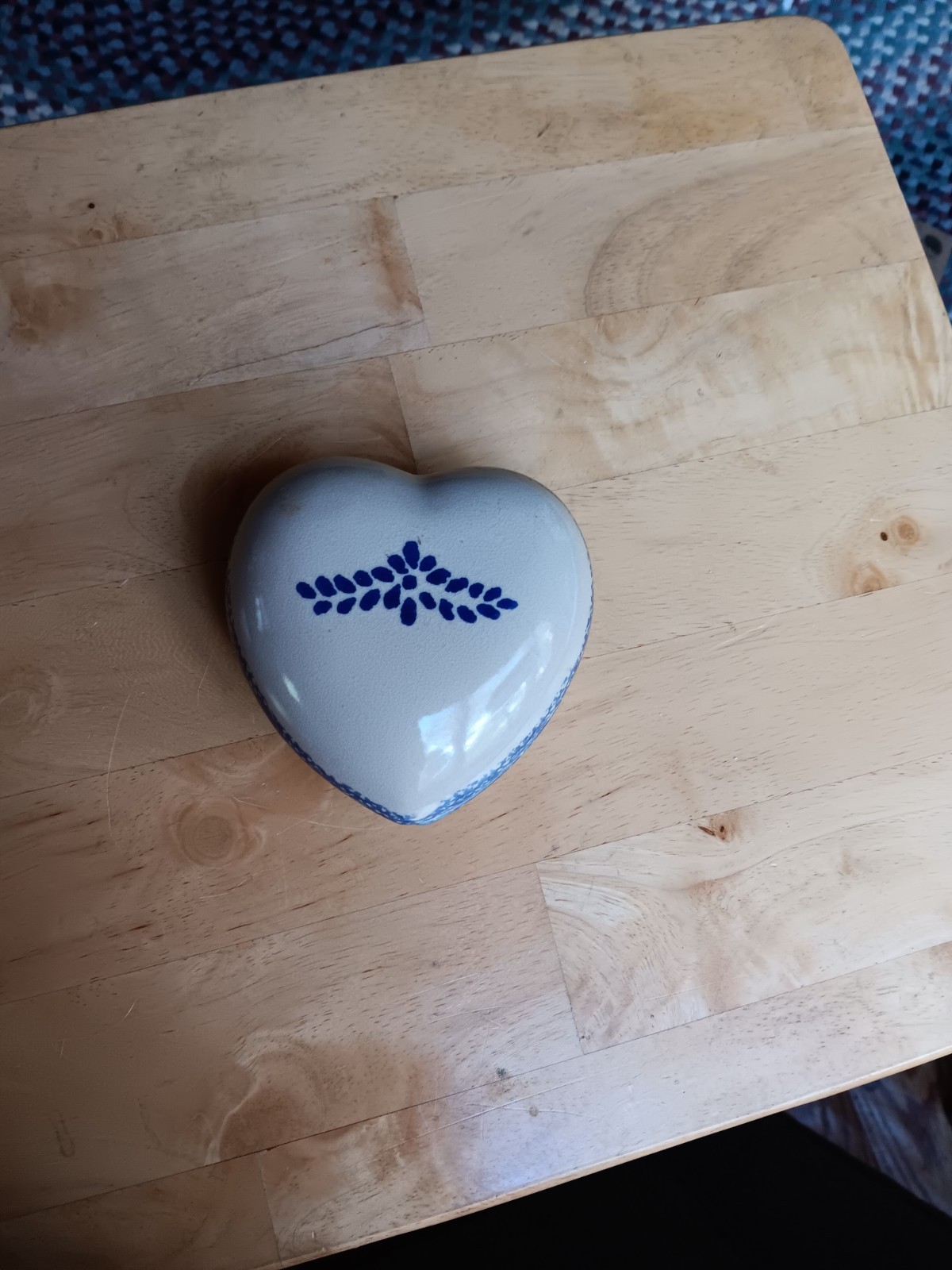 spongeware heart shaped trinket box. 530