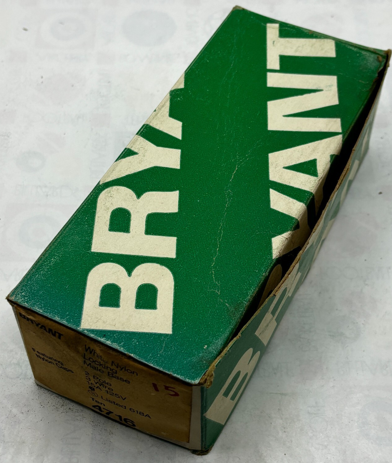BOX OF 10 BRYANT 4716 WHITE NYLON LOCKING MALE BASE 2 POLE 3 WIRE 15A 125V 🎯
