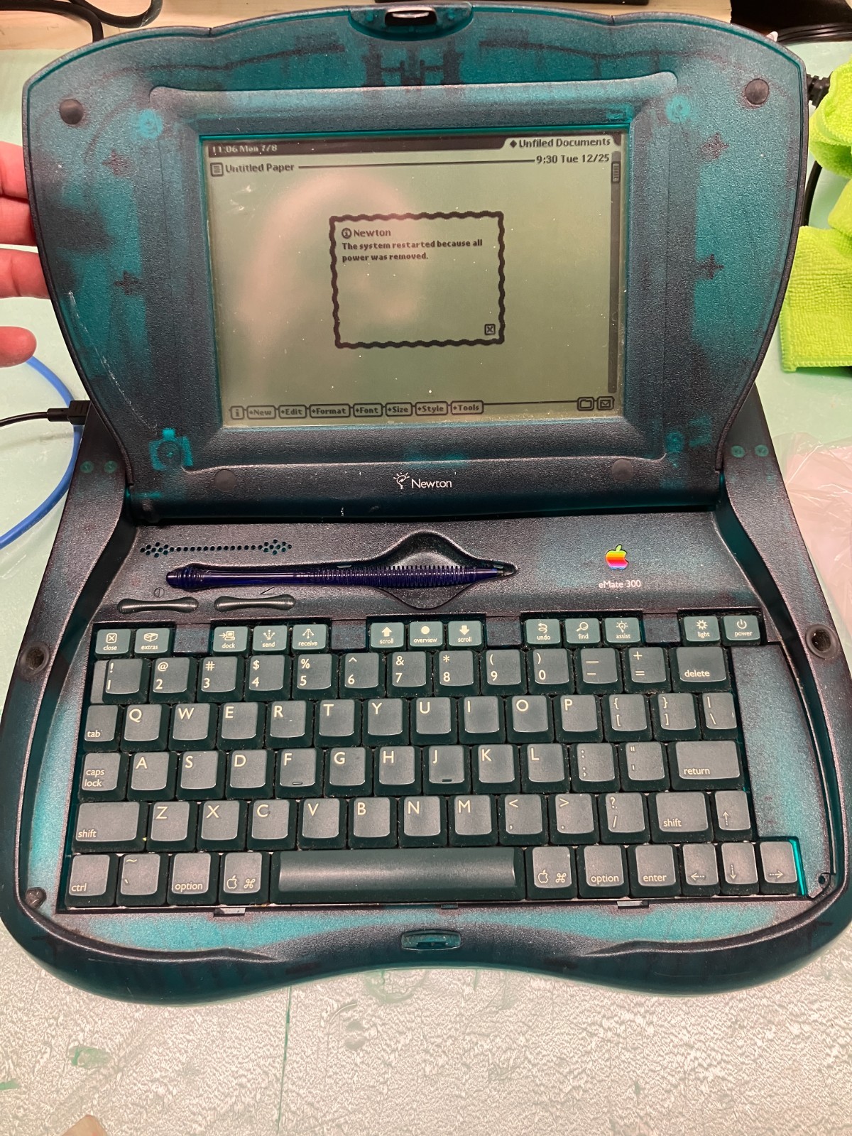 Apple eMate 300 Vintage Laptop - With Stylus, Charger, Connection Disk