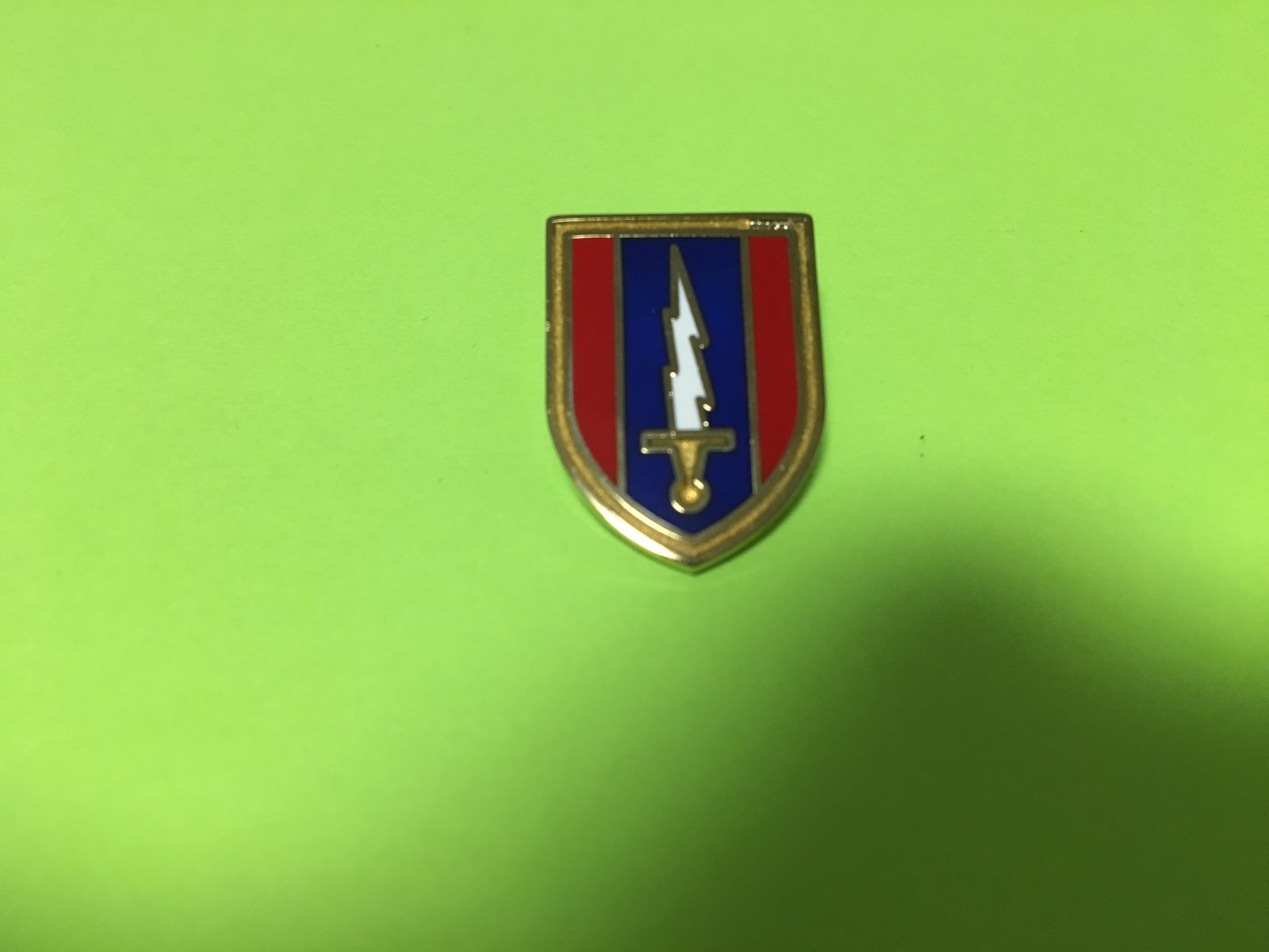 US ARMY 1ST SIGNAL BRIGADE HAT PIN MEASURES 7/8TH'S INCHES