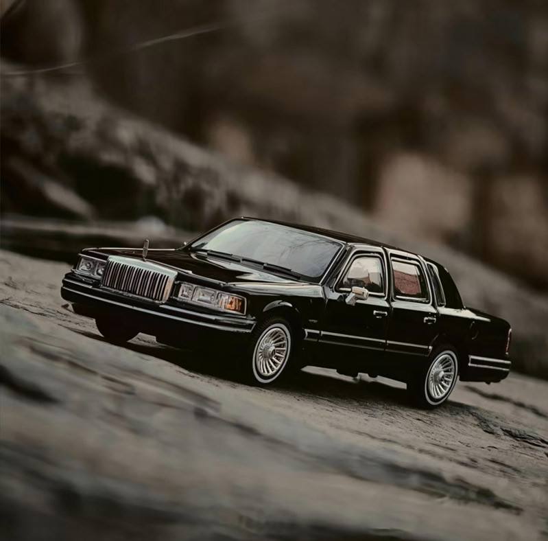 MK 1/64 Scale Lincoln City Lincoln Town Car 1992 Diecast Alloy Model Car Gifts