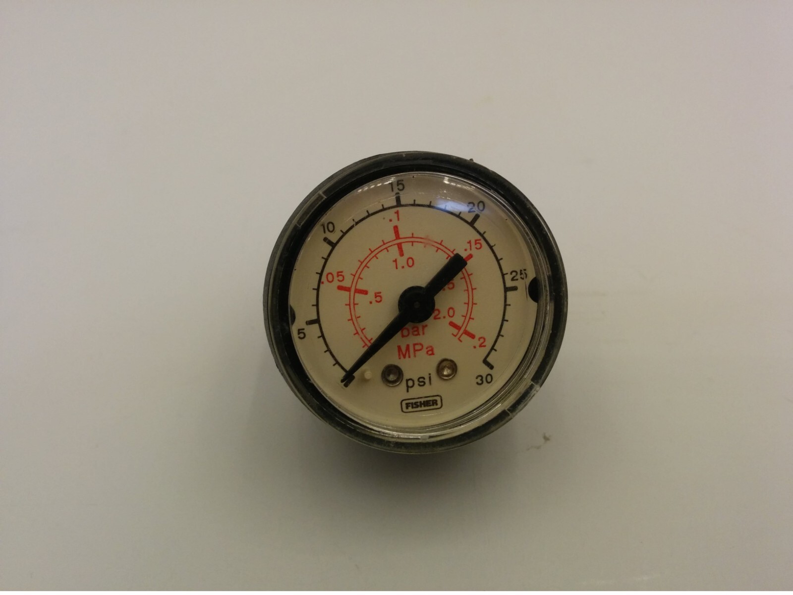 FISHER PRESSURE GAUGE, 0-30 PSI,0-2.0 MPa, 1-1/2" DIA, 1/8"NPT, BACK MOUNT