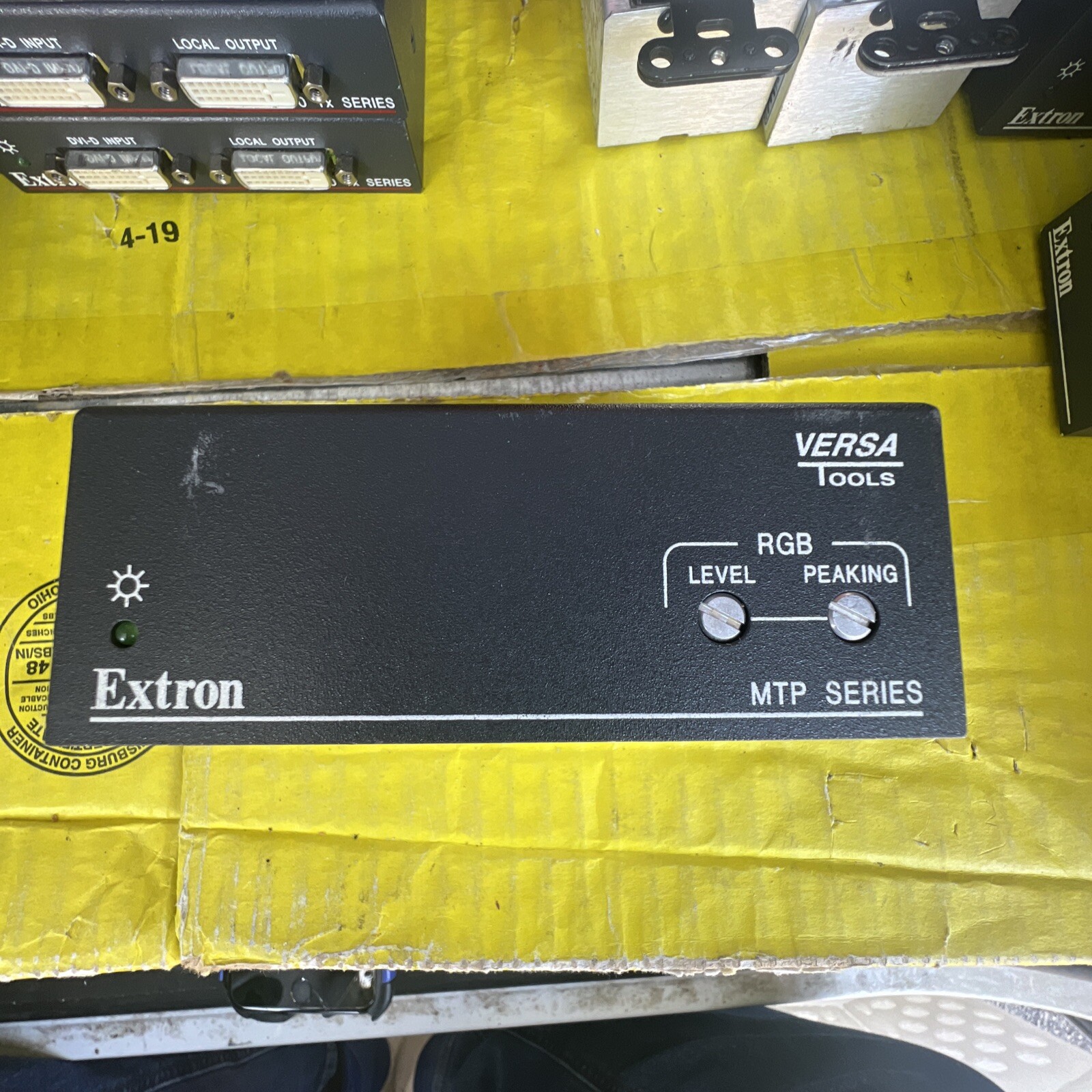Extron MTP RL 15HD A MTP Twisted Pair Receiver for VGA and Audio Used
