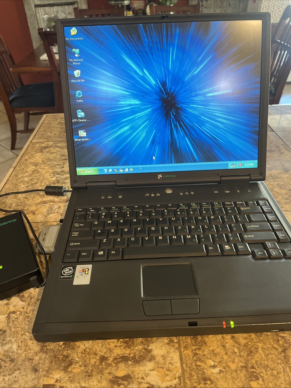 VINTAGE 15" GATEWAY Solo 9500 PENTIUM  III Retro Gaming Laptop, Adapter, Works!