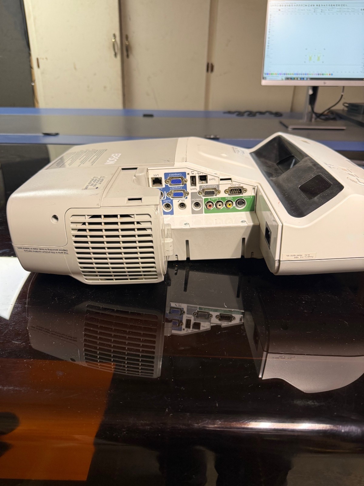 Epson Powerlite 460 Projector Powers On Lamp Hours at 2058