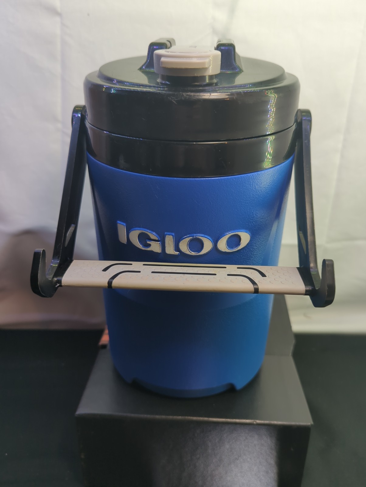 Igloo Laguna Pro 1/2 Gallon Water Jug Cooler, with Handle, Majestic Blue. Used