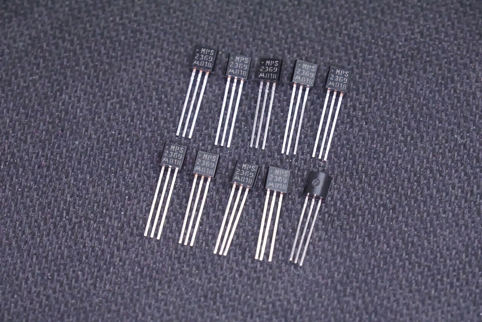 Lot of 10 MPS2369 Motorola NPN BJT Transistor 15V 200mA 625mW Thru Hole TO-92