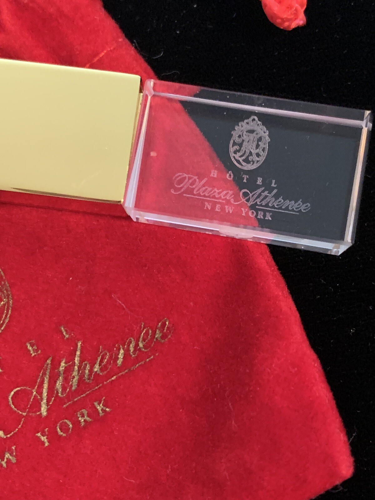 Scan disc (new) Flash Drive from Hotel Plaza Athenee