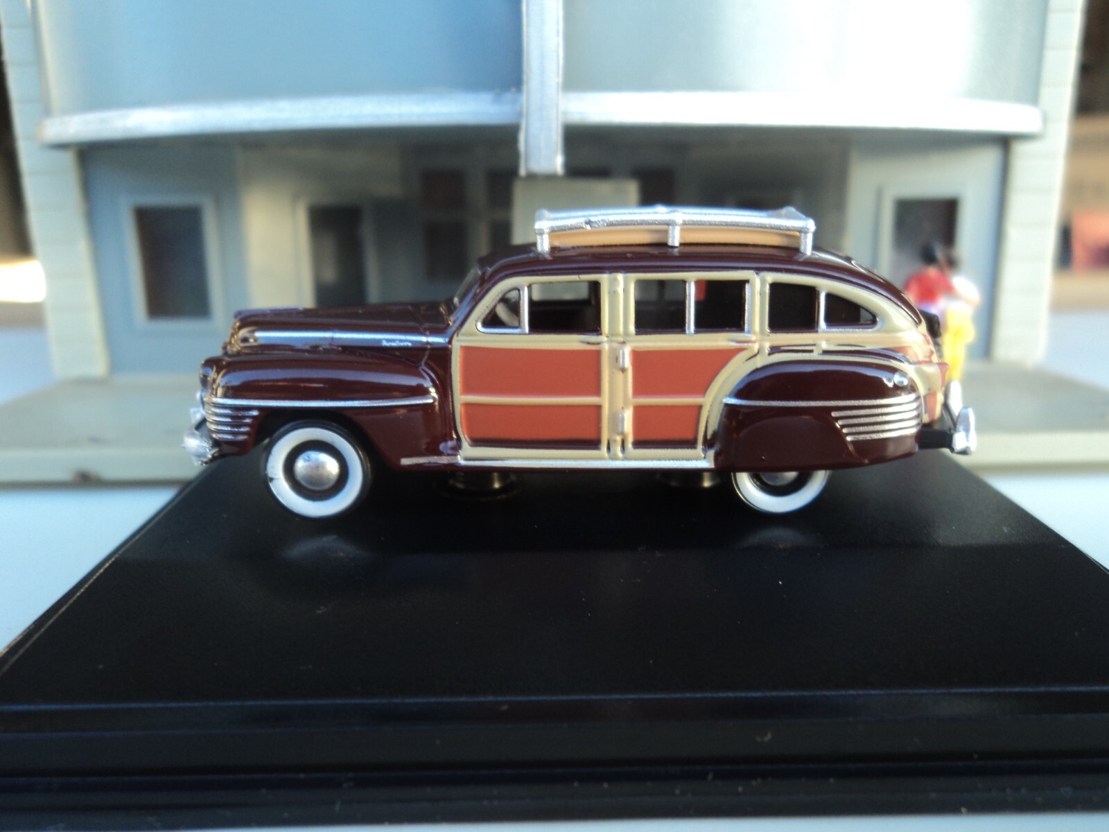 Oxford  1942  TOWN & COUNTRY  WOODY WAGON  Maroon w/ Mahogany Panels   1/87  HO