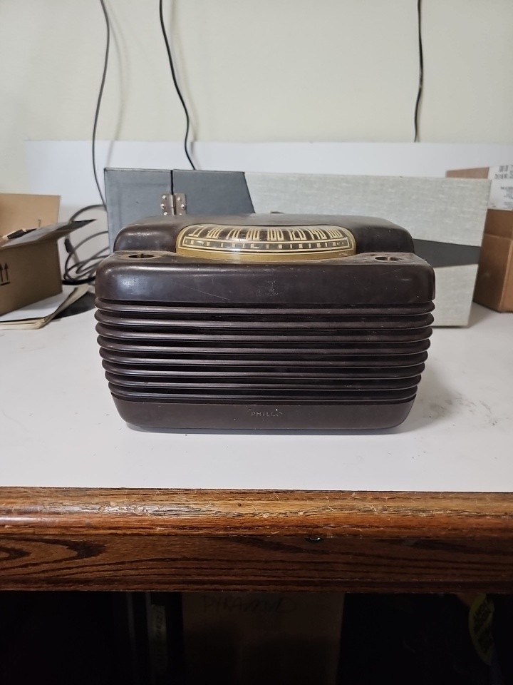 Philco Hippo Bakelite Tube Radio Model 46-420 For Parts.
