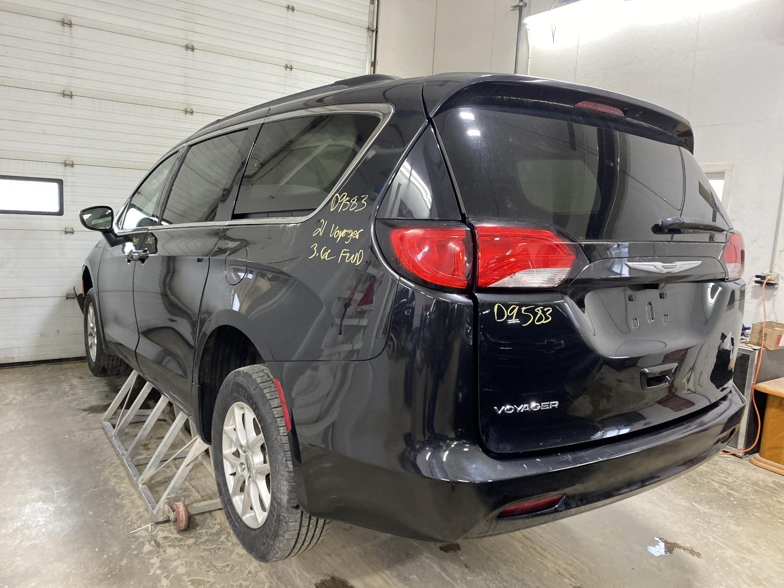 Used Floor Jack fits: 2021 Chrysler Voyager Grade A