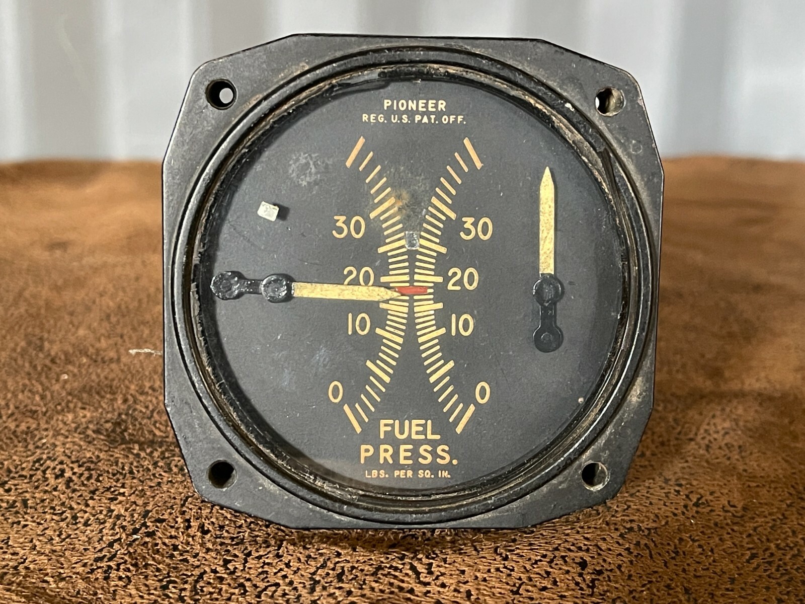 WWII Dual Fuel Pressure Indicator Instrument Magnesyn Bendix 21000-5D-4-A1 33951
