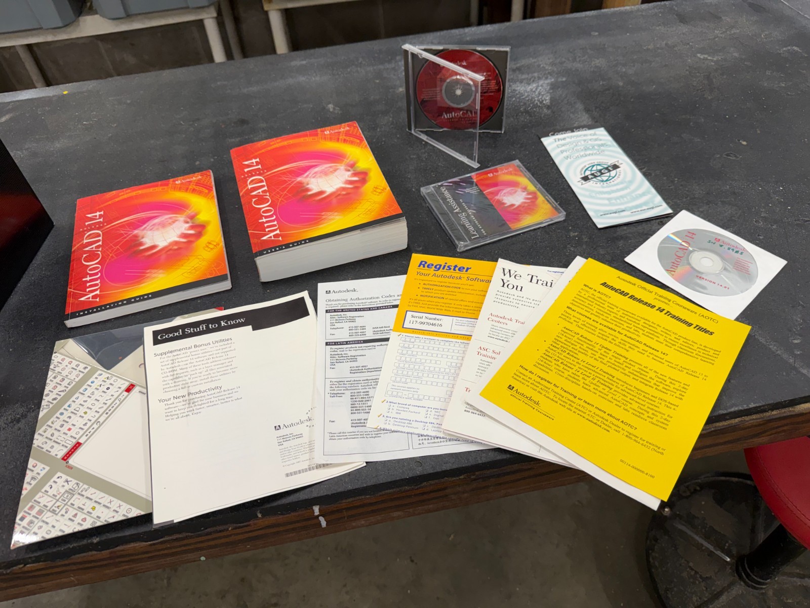 AutoCAD Drawing software r14, vintage software from the 2000's