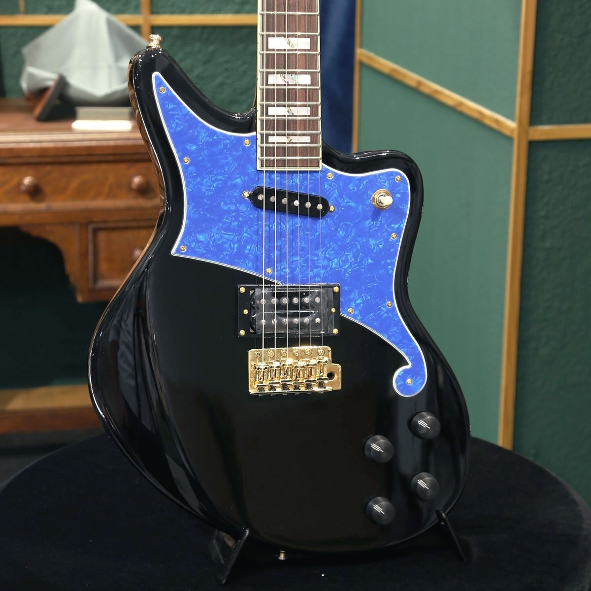 D'Angelico Electric Guitar Deluxe Bedford Black with Blue Pearl 6720