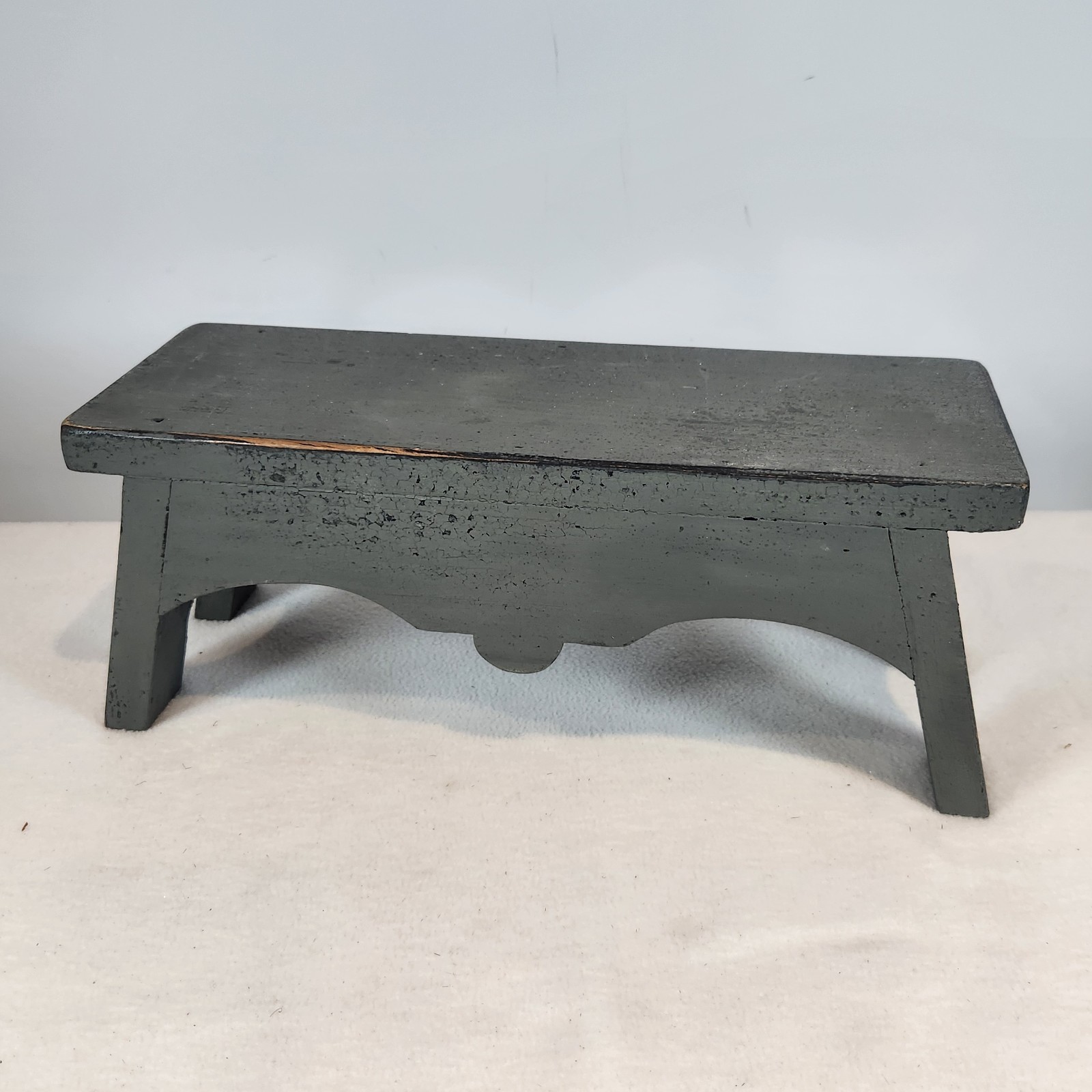 Gray Chippy Distressed Painted Small Decorative Bench Riser Plant Stand FARMHOUS