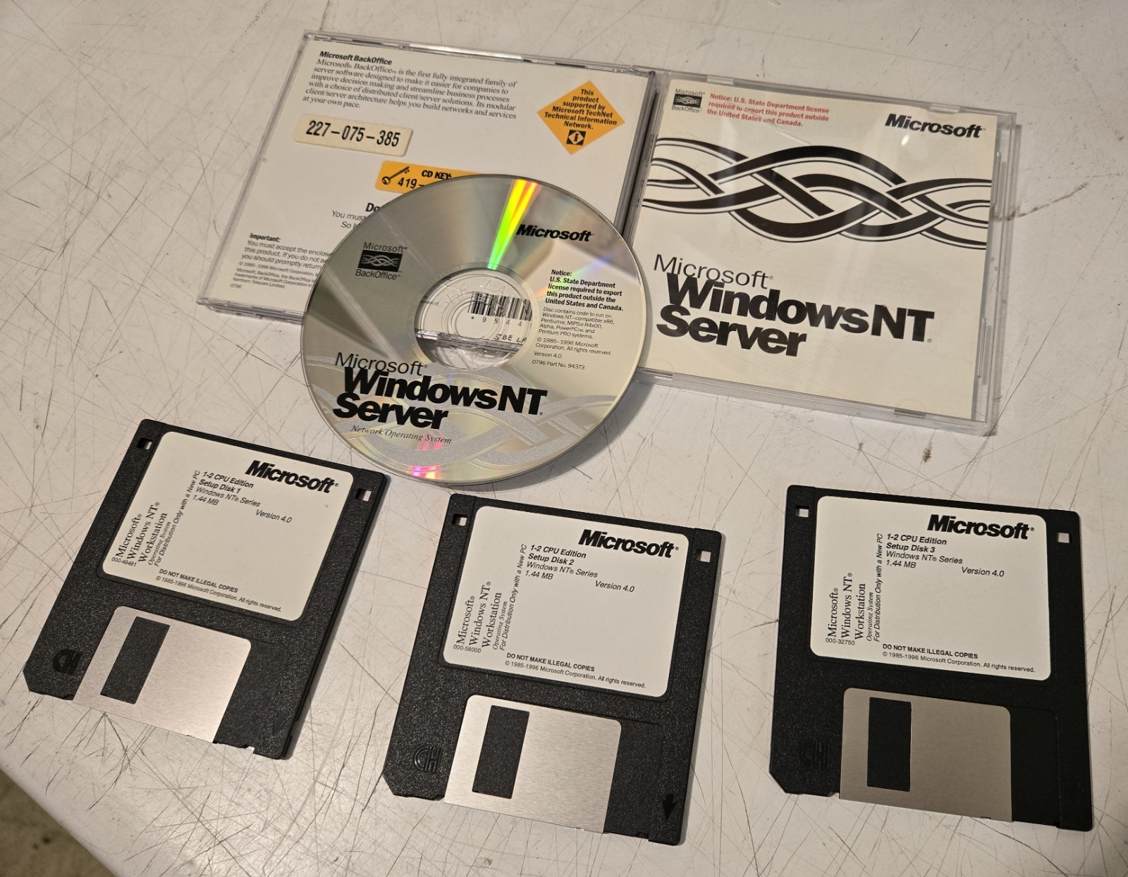 Microsoft Windows NT Server 4.0 - Complete installation package CD & disks