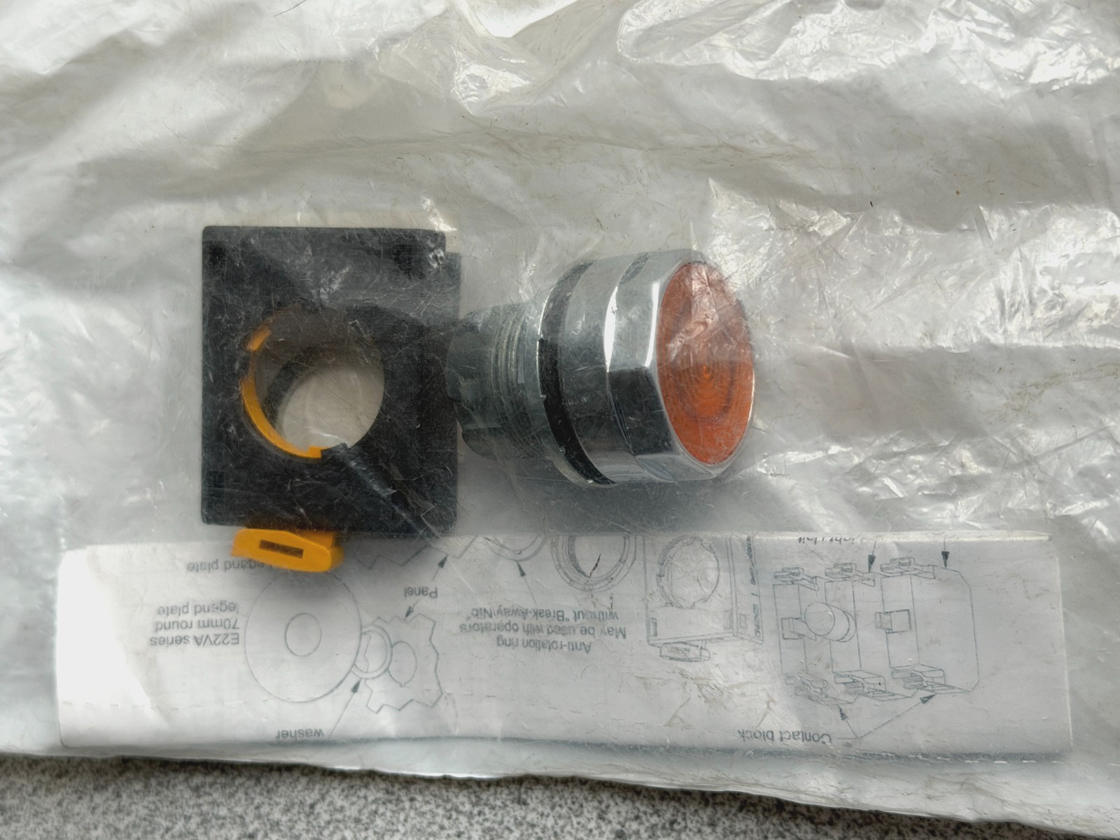 NEW Eaton EM22N9 Illuminated Metal Flush Push-Button Momentary 22.5mm Amber