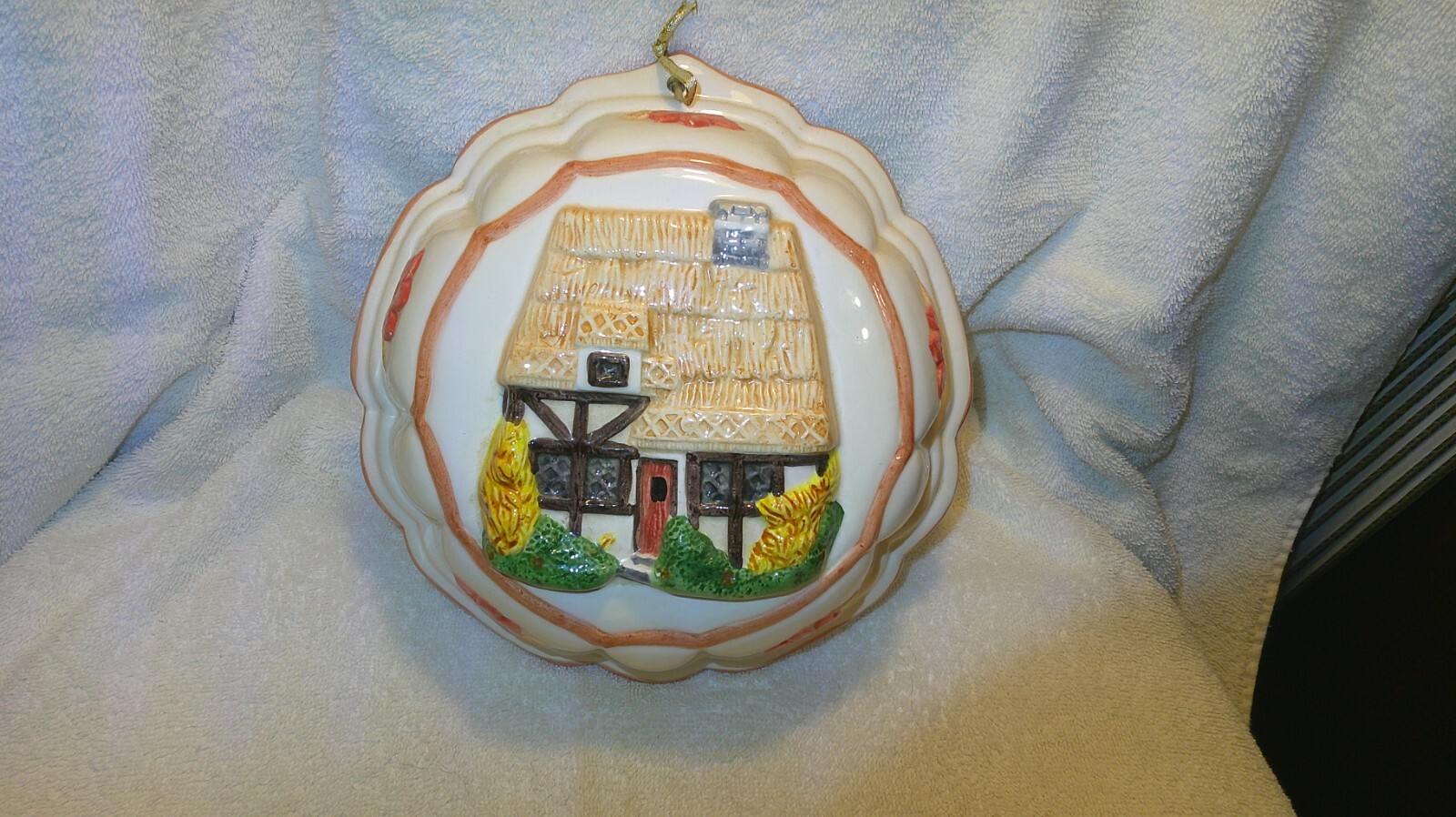 LARGE COTTAGE WALL DECORATION  APPROX. 8" ACROSS
