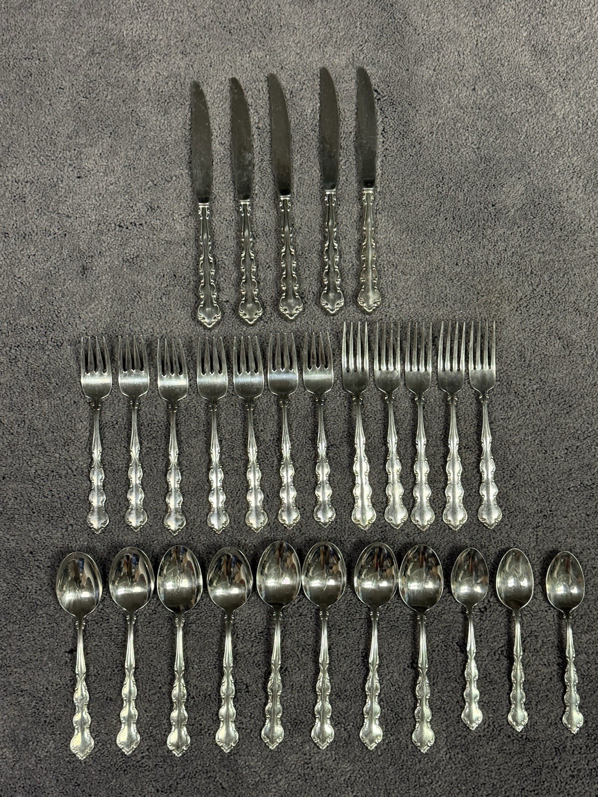 Oneida Deluxe Stainless Flatware Mozart Pattern - 28 Pieces✅